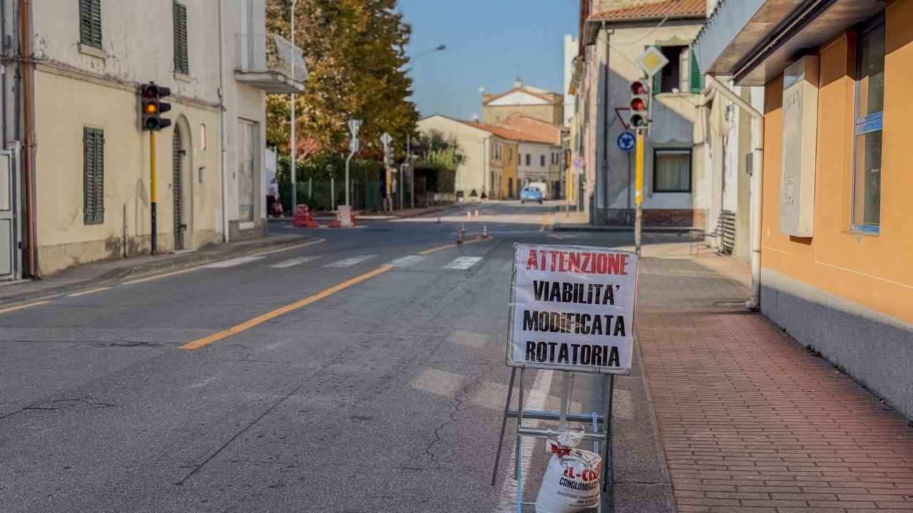 L’incrocio di via Cavour dove è stata collocata la rotonda (foto Nucci)