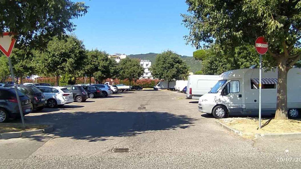 Il parcheggio nel viottolo del Porcile di cui il Comune vorrebbe disfarsi entro il 2027