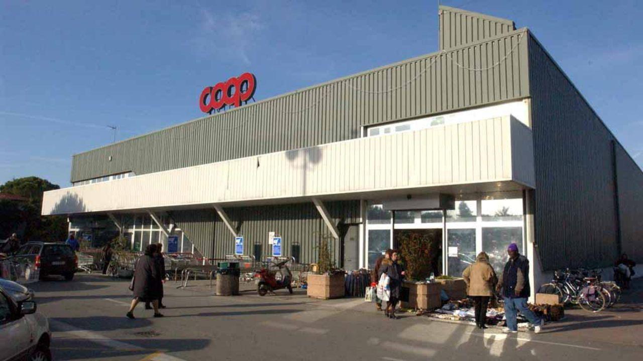 La Coop di Avenza dove è avvenuto l’episodio (Foto d’archivio)