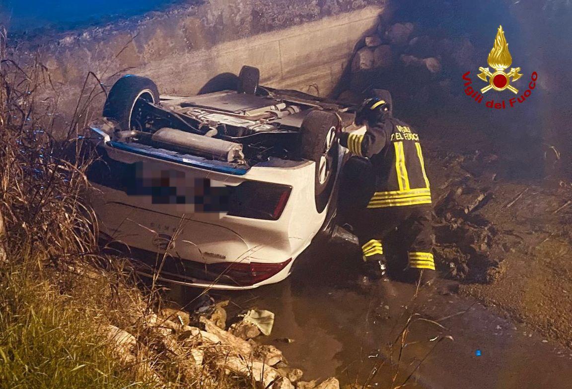 Finisce con l’auto nel canale: ferito un 46enne