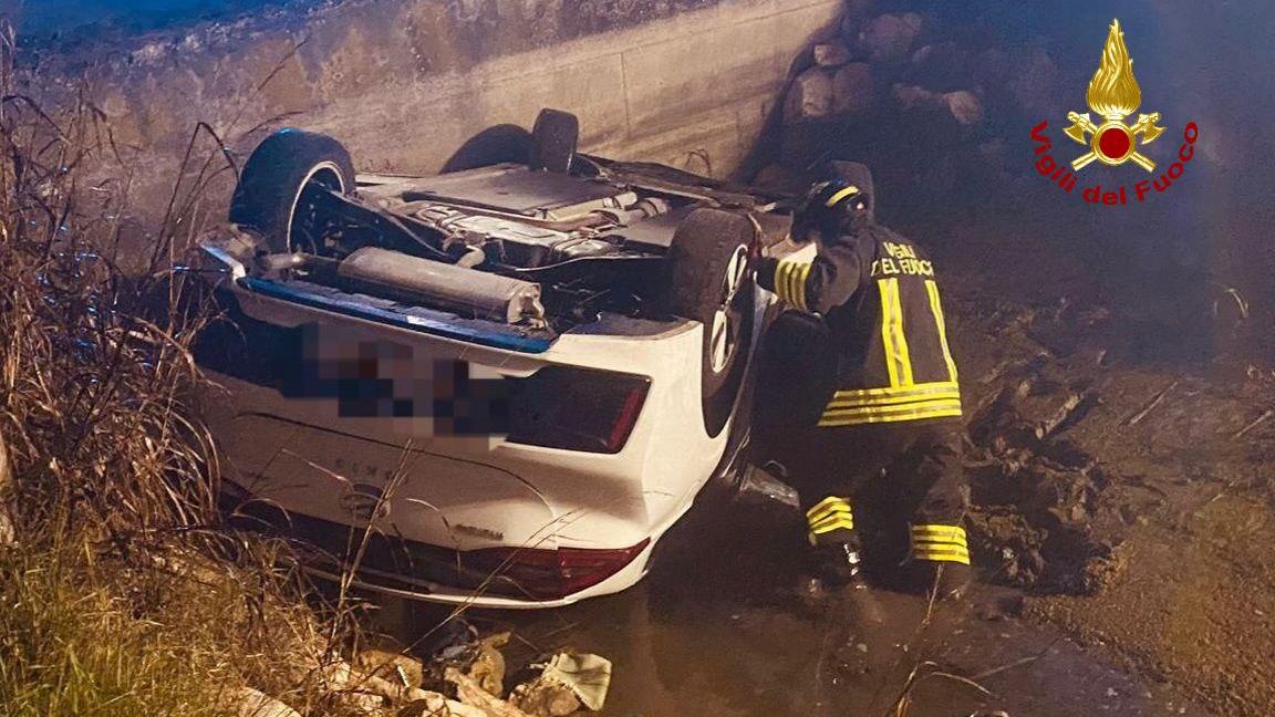 Finisce con l’auto nel canale: ferito un 46enne