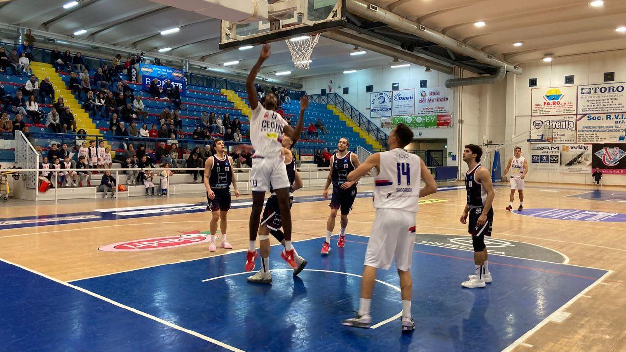 Sanounou Dado al tiro da sotto per lui 7 punti (foto Falorni Silvi)
