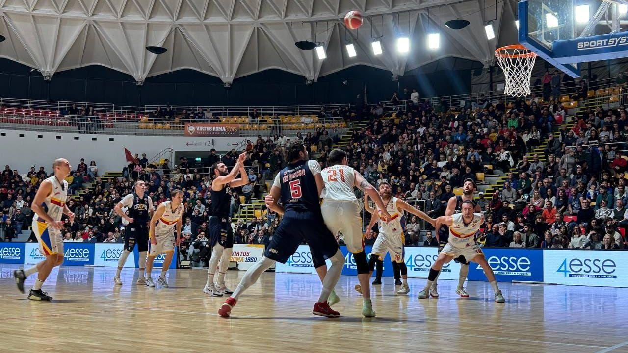 Un momento della gara di ieri sera nella trasferta sul parquet della Virtus Roma (dal profilo Fb de La T Gema)
