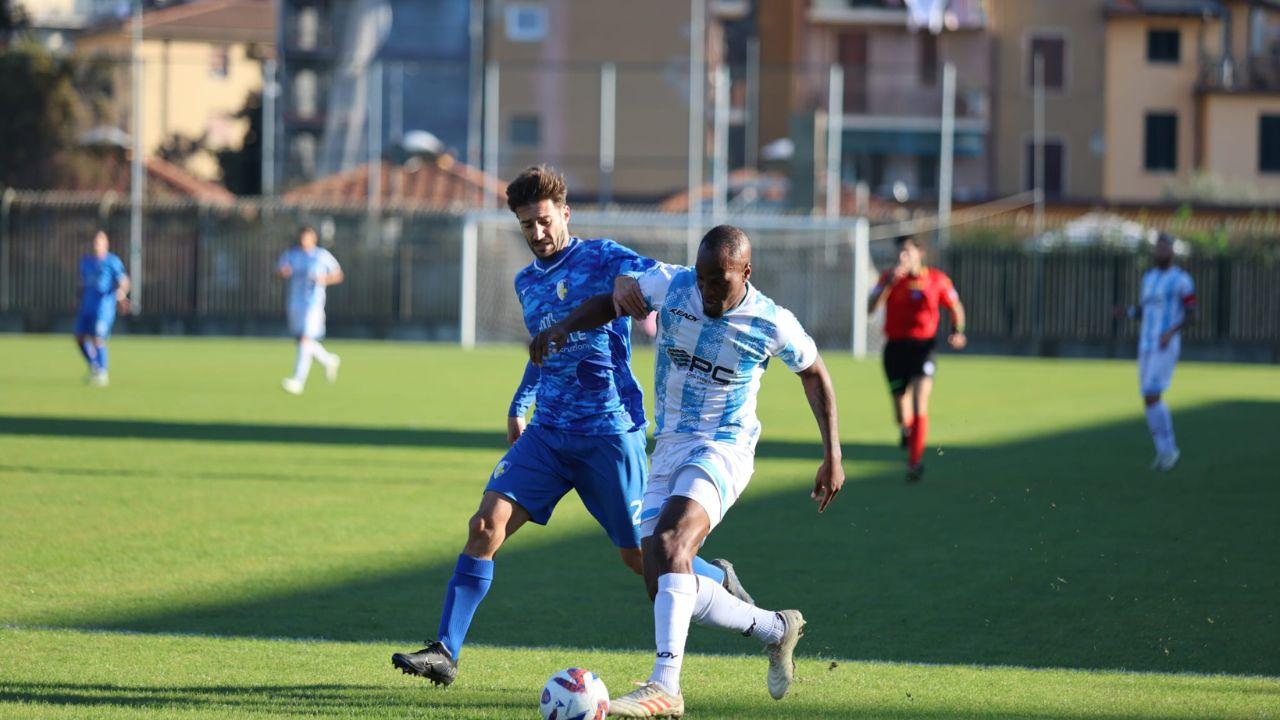 Un momento della partita pareggiata nell’ultimo turno dal Prato contro l’United Riccione allo stadio Lungobisenzio (foto Giovanni Tarducci)