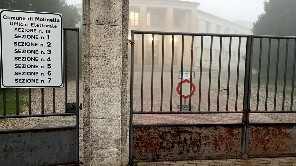 Molinella, trova il seggio chiuso e torna a casa: avevano spostato l’ingresso