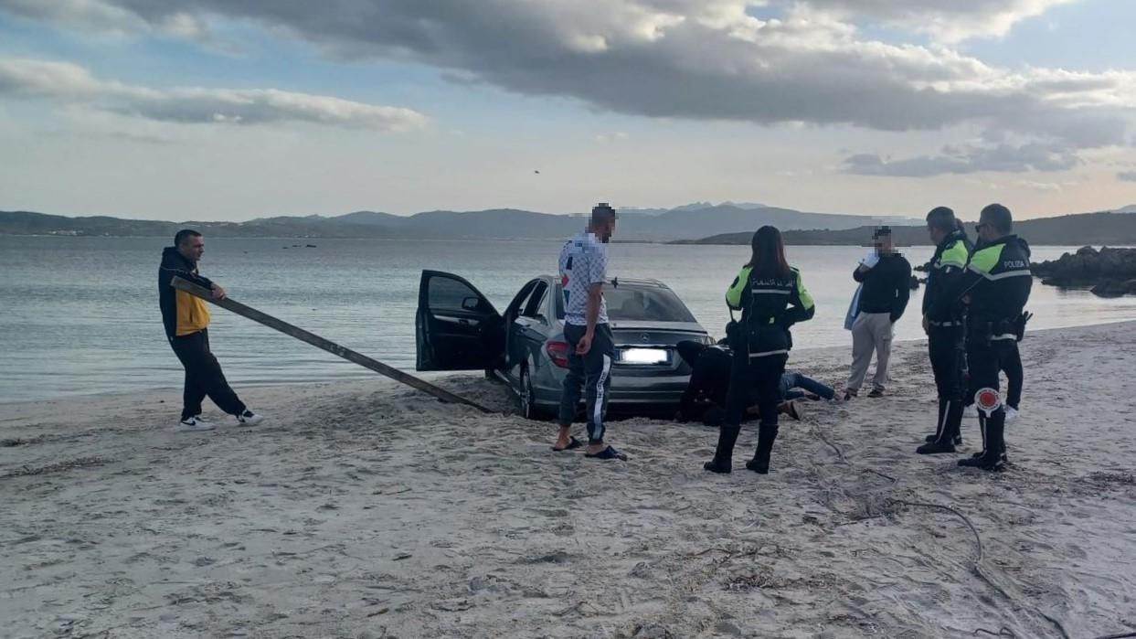 Con la Mercedes fino alla battigia, la prodezza costa all’automobilista 600 euro