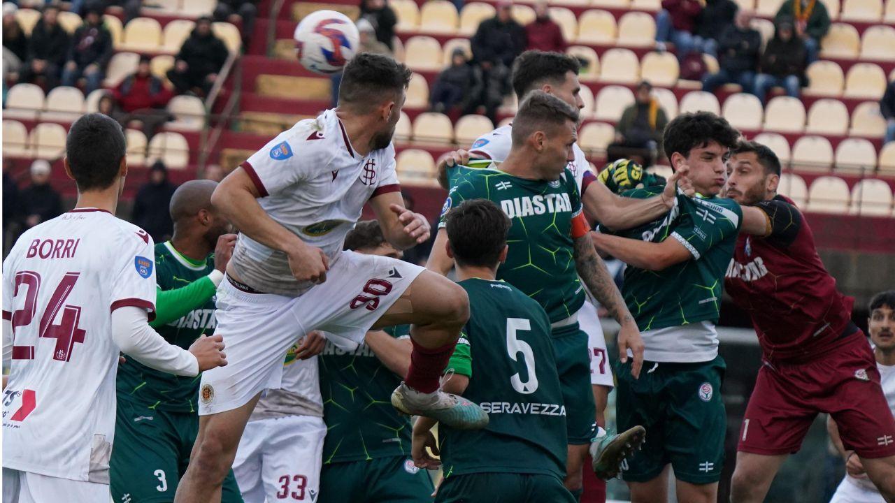 Il Livorno non va oltre lo 0-0 col Seravezza (Foto Franco Silvi)