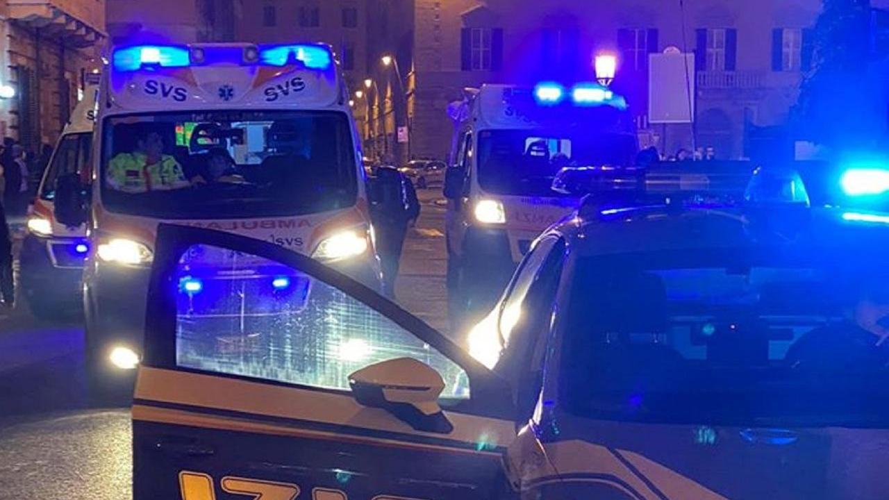 Ambulanze della Svs e volanti della polizia in centro (foto d'archivio)