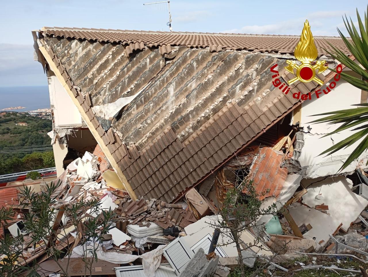 Paura a Trinità D’Agultu, esplosione sventra una palazzina: un anziano ferito e ustionato