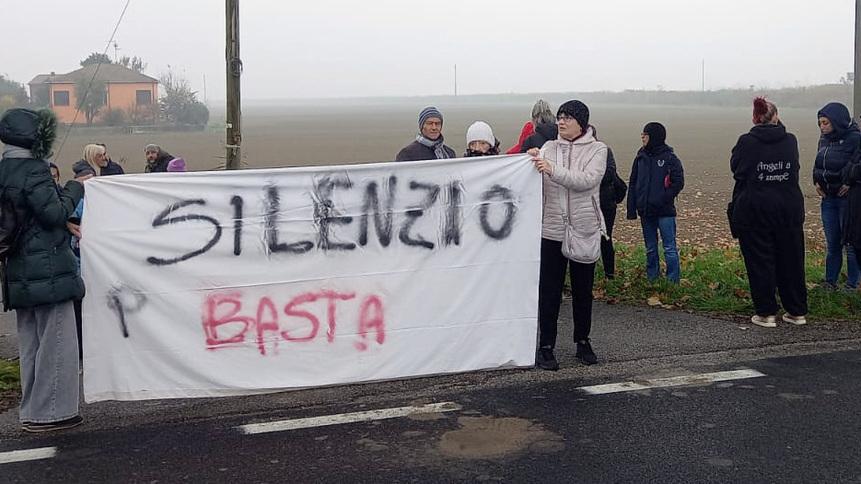 Santa Bianca di Bondeno, le animaliste protestano contro i rifugi dei cani