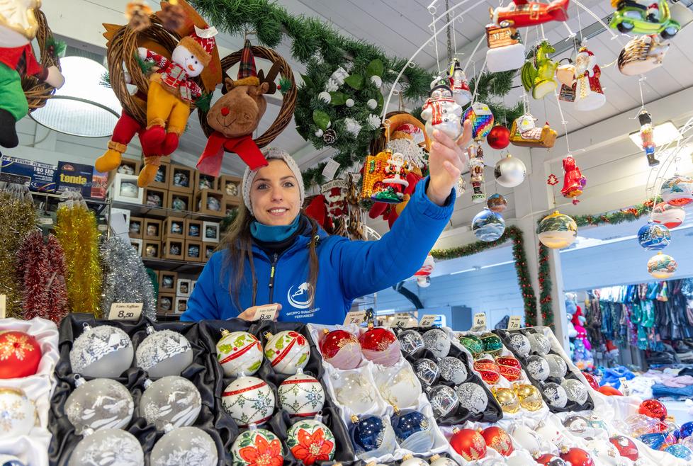 A Ferrara in piazza è già Natale. Sorridono i commercianti