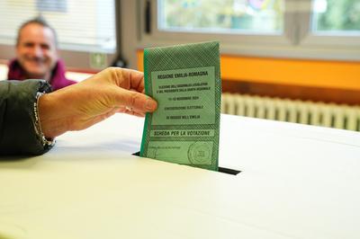 Elezioni regionali, affluenza al 35%. Si vota anche oggi fino alle 15