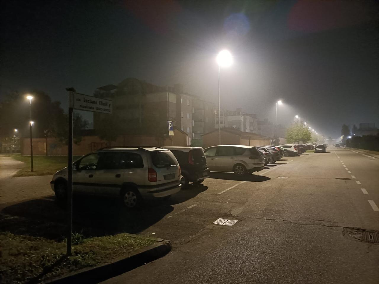 Ladri nelle case a Ferrara. I residenti: «Aiutati da lampioni più “deboli”»