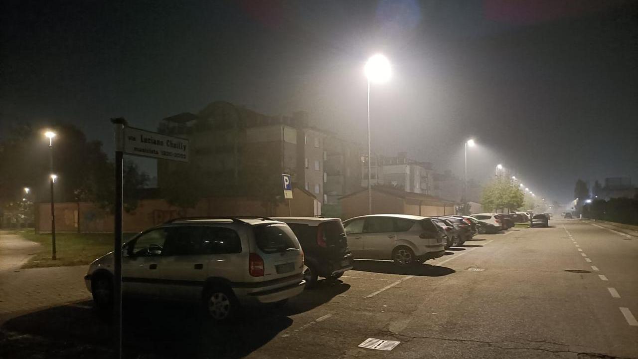 Ladri nelle case a Ferrara. I residenti: «Aiutati da lampioni più “deboli”»