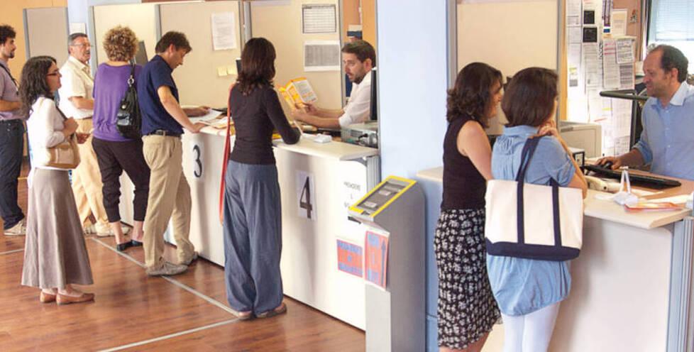 
	Alcuni cittadini in fila in una banca (foto di archivio)

