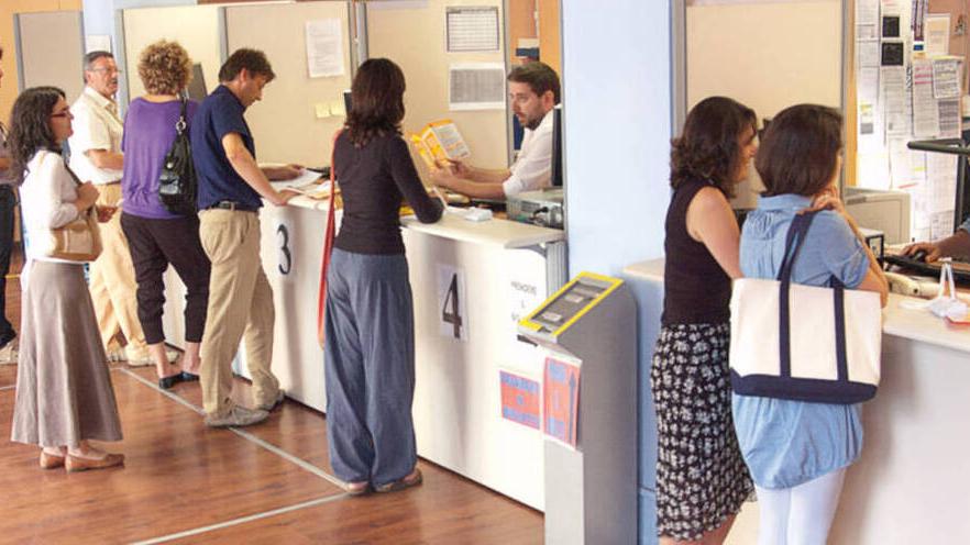 Alcuni cittadini in fila in una banca (foto di archivio)