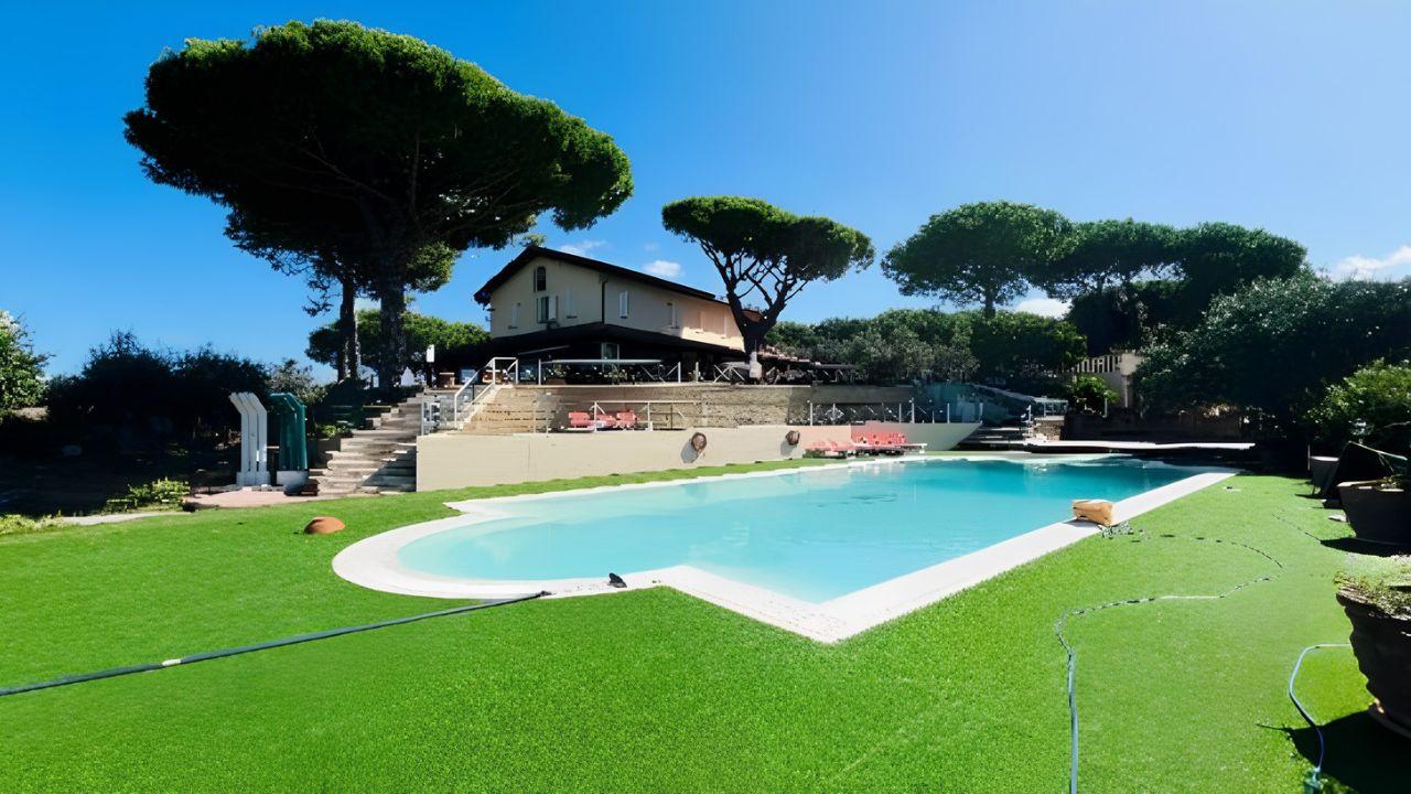 La piscina e il corpo centrale della struttura