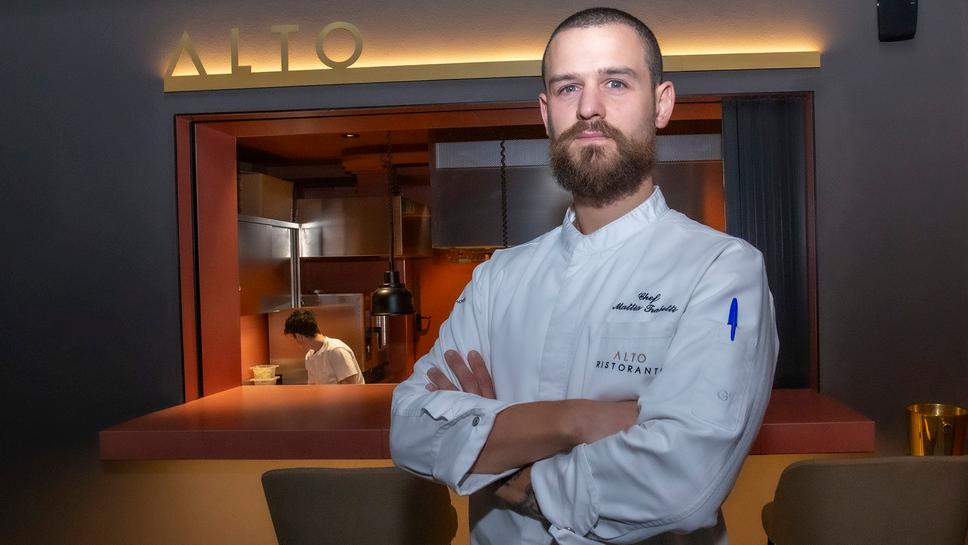 Lo chef Mattia Trabetti nel ristorante Alto a Fiorano