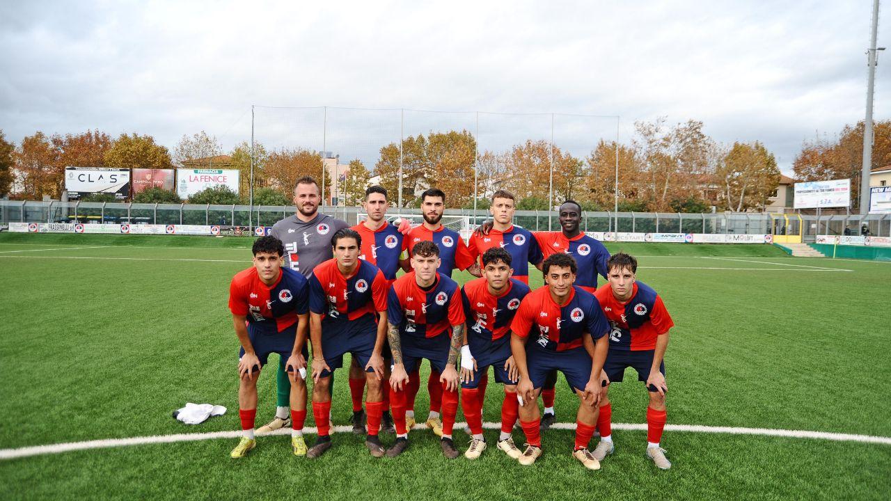 La formazione dello Spoting Cecina di ieri e in alto due fasi del match (foto Falorni/Silvi)