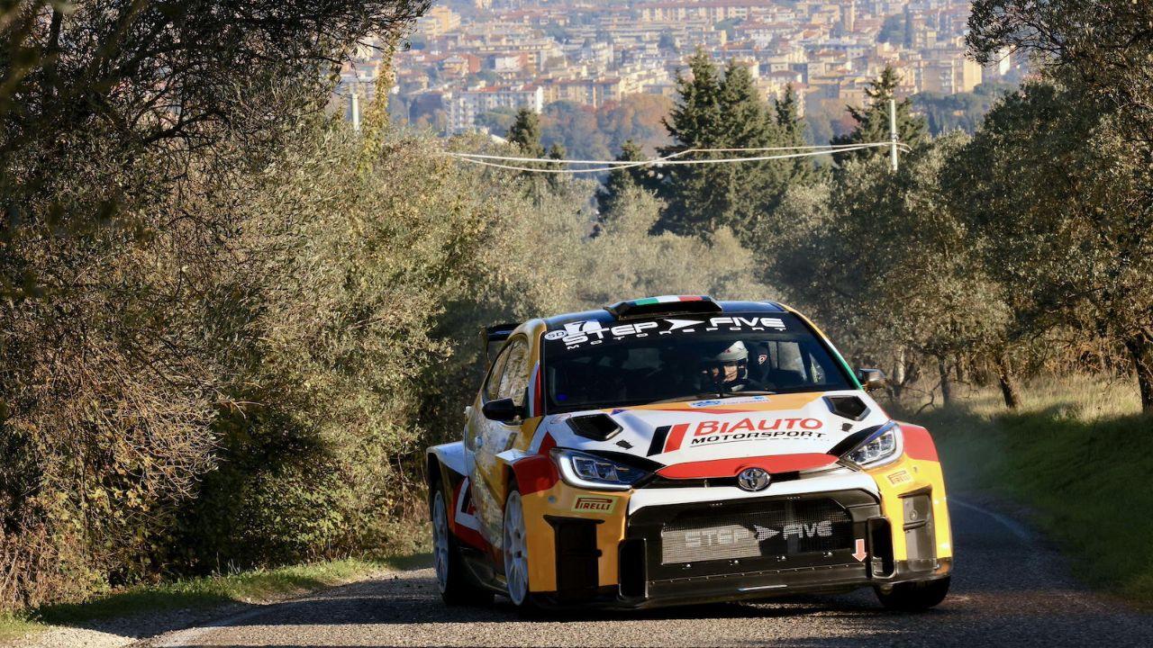 Nella foto la Toyota Gr Yaris con alla guida Mattia Zanin affiancato da Elia De Guio