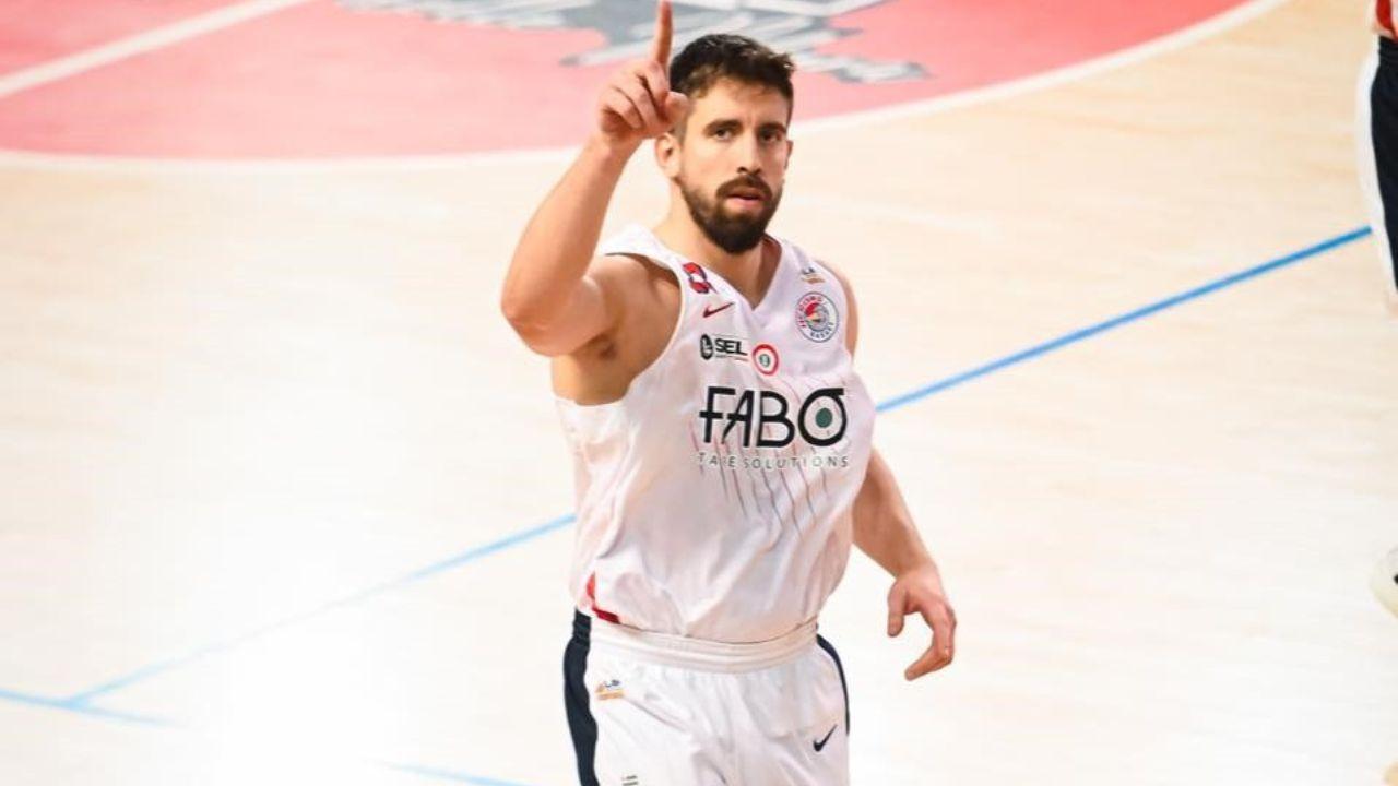 Giorgio Sgobba, mvp della partita e autore di 24 punti contro Jesi (foto Herons Basket)