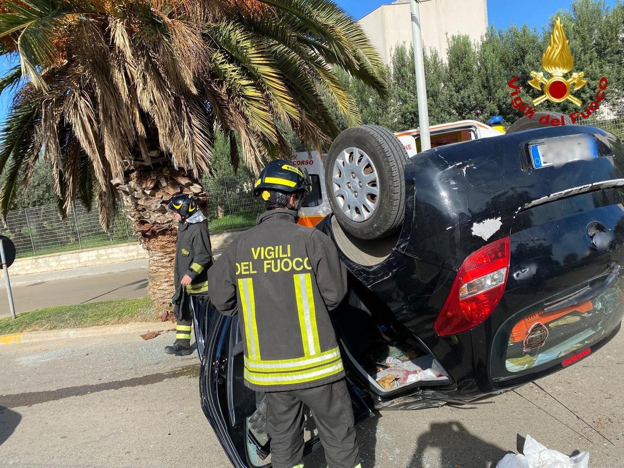 Auto si ribalta: un ferito