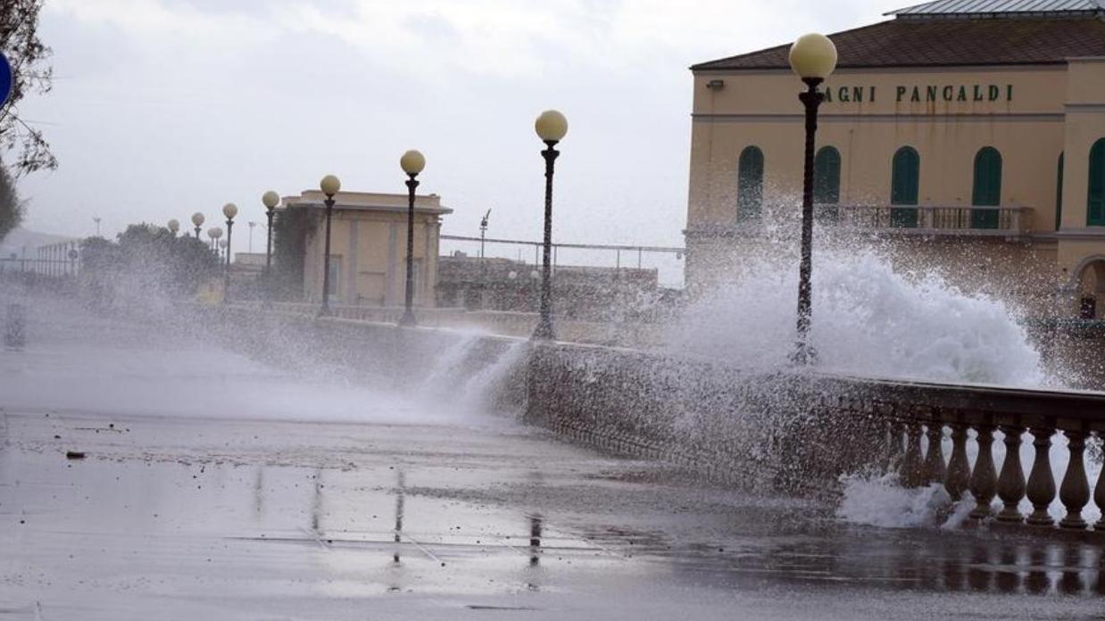 Una mareggiata a Livorno (foto di archivio)