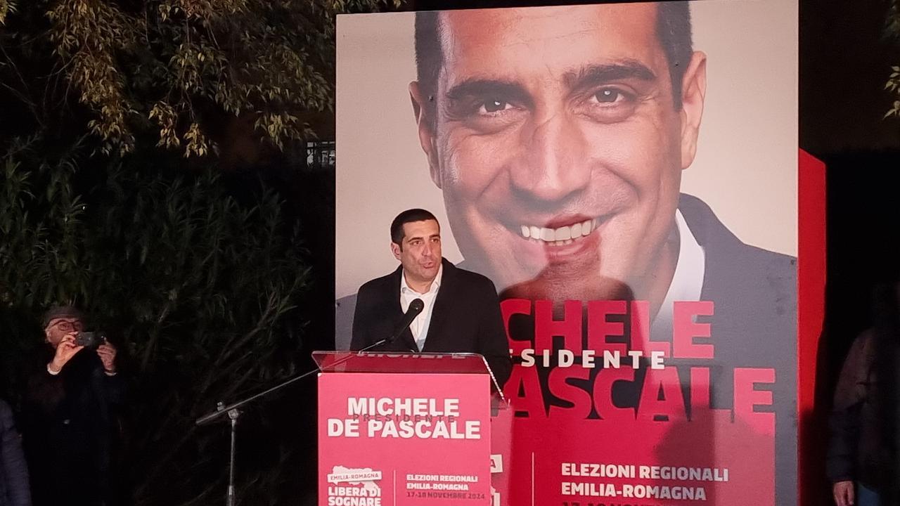 
	Michele de Pascale nel suo comitato elettorale a Bologna (foto Dire)

