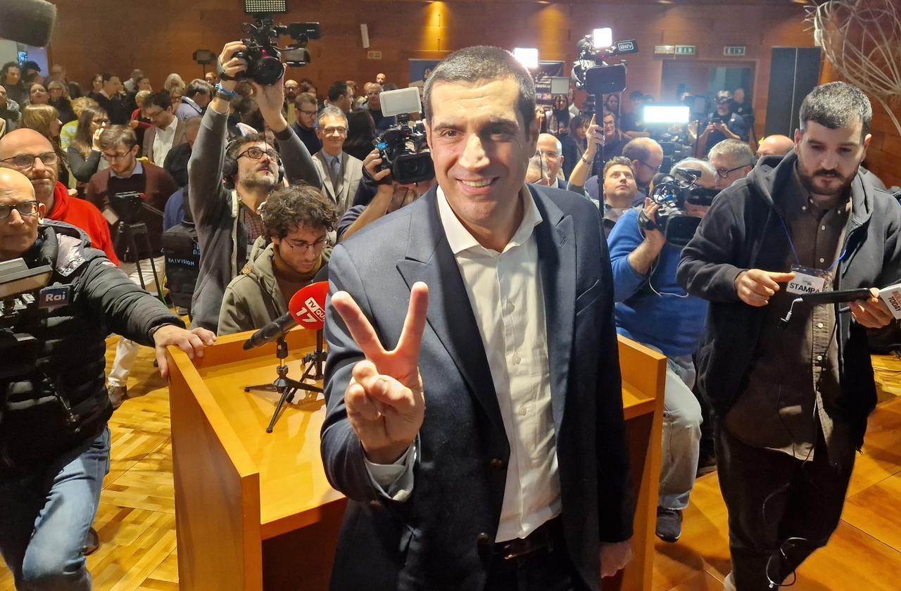 
	Michele de Pascale festeggia la vittoria alle elezioni regionali dell'Emilia Romagna


