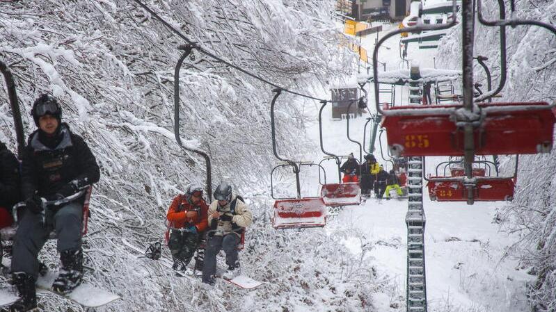 Un impianto di risalita alla seggiovia La Selletta di Abetone (foto Nucci)