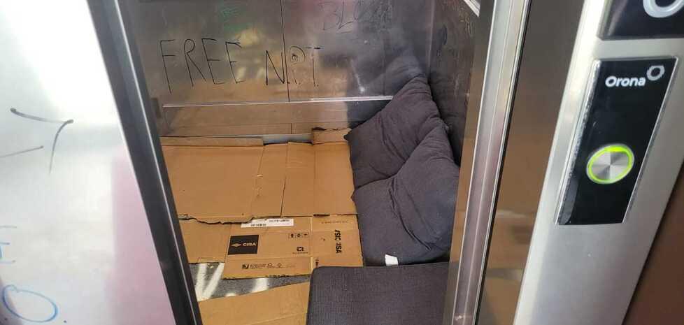 
	L'ascensore dell'ex Amcm trasformato in dormitorio

