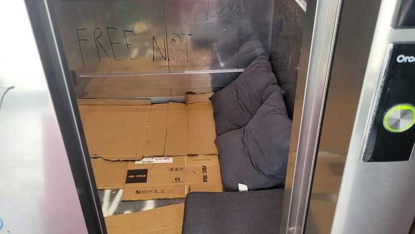 L'ascensore dell'ex Amcm trasformato in dormitorio