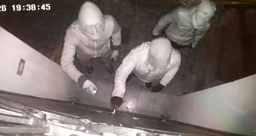 
	I ladri filmati mentre tentano il furto

