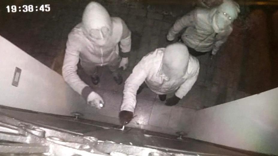 I ladri filmati mentre tentano il furto