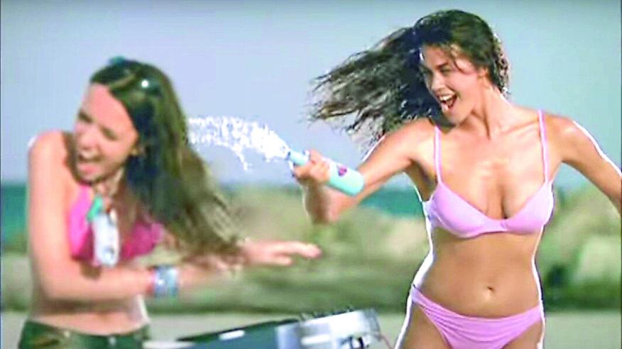 Megan Gale per la “Summer Card” nella spiaggia di Notteri