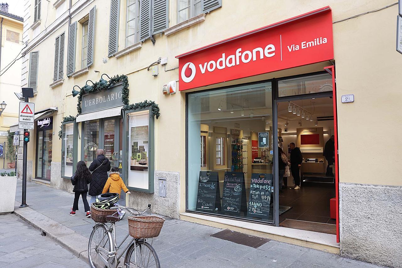 Spaccata in centro storico: l’assalto al negozio di Vodafone
