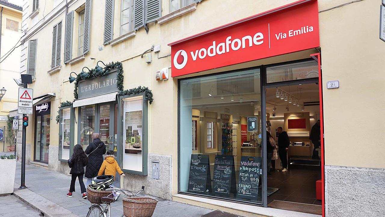 Spaccata in centro storico: l’assalto al negozio di Vodafone
