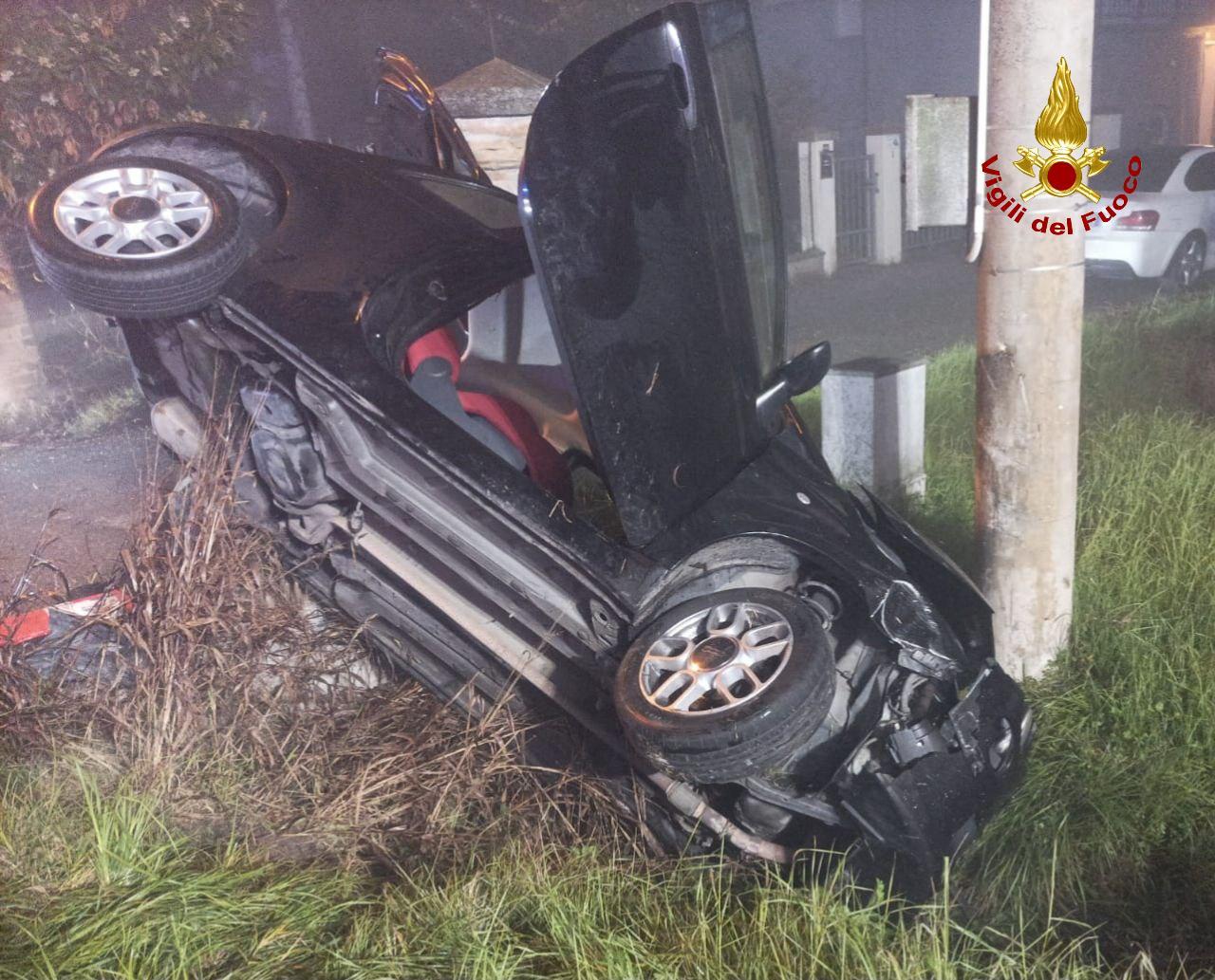 Finisce fuori strada con l’auto e resta incastrata: ferita 23enne