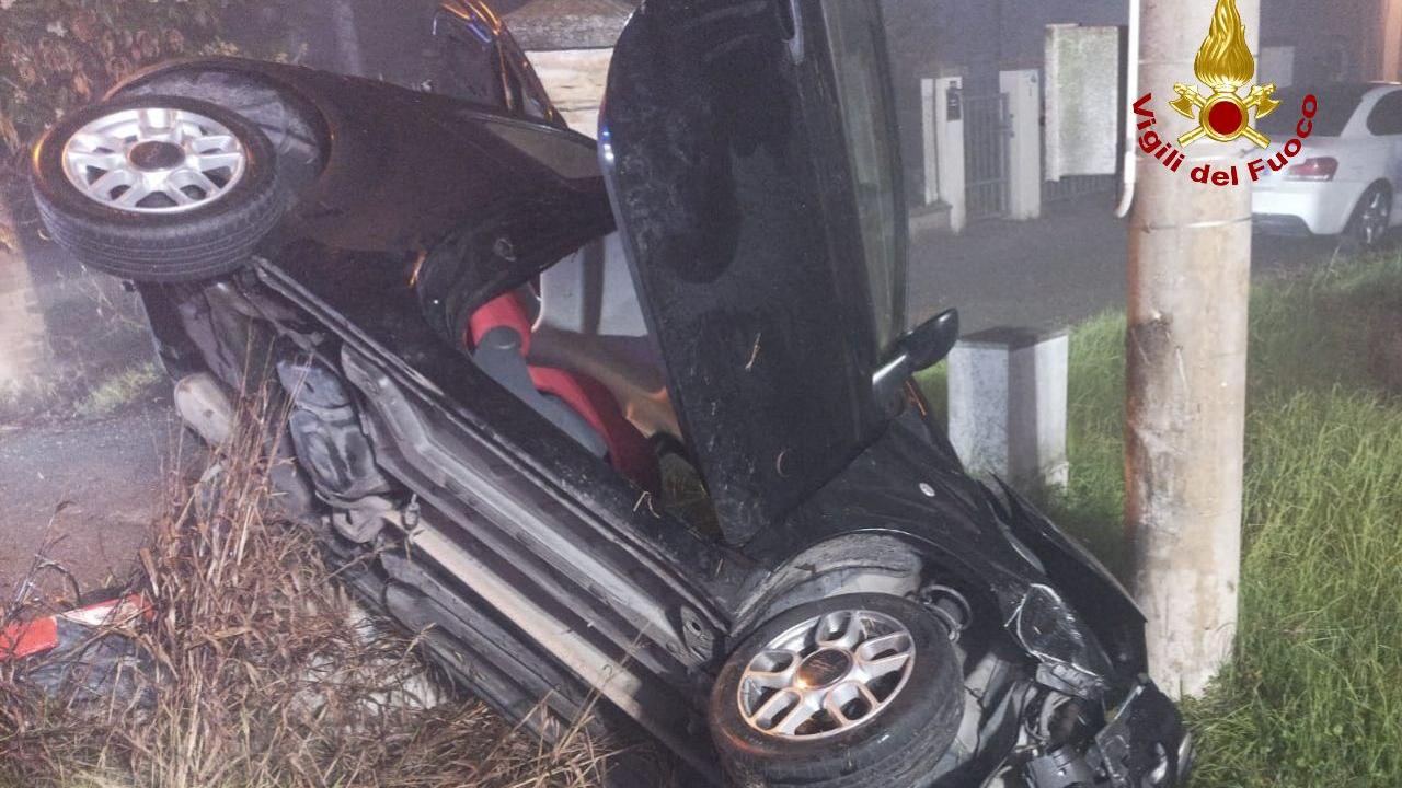 Finisce fuori strada con l’auto e resta incastrata: ferita 23enne