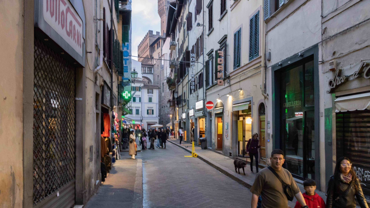 Sulla sinistra la macelleria chiusa dal Nas in via de’ Neri e sullo sfondo Palazzo Vecchio
