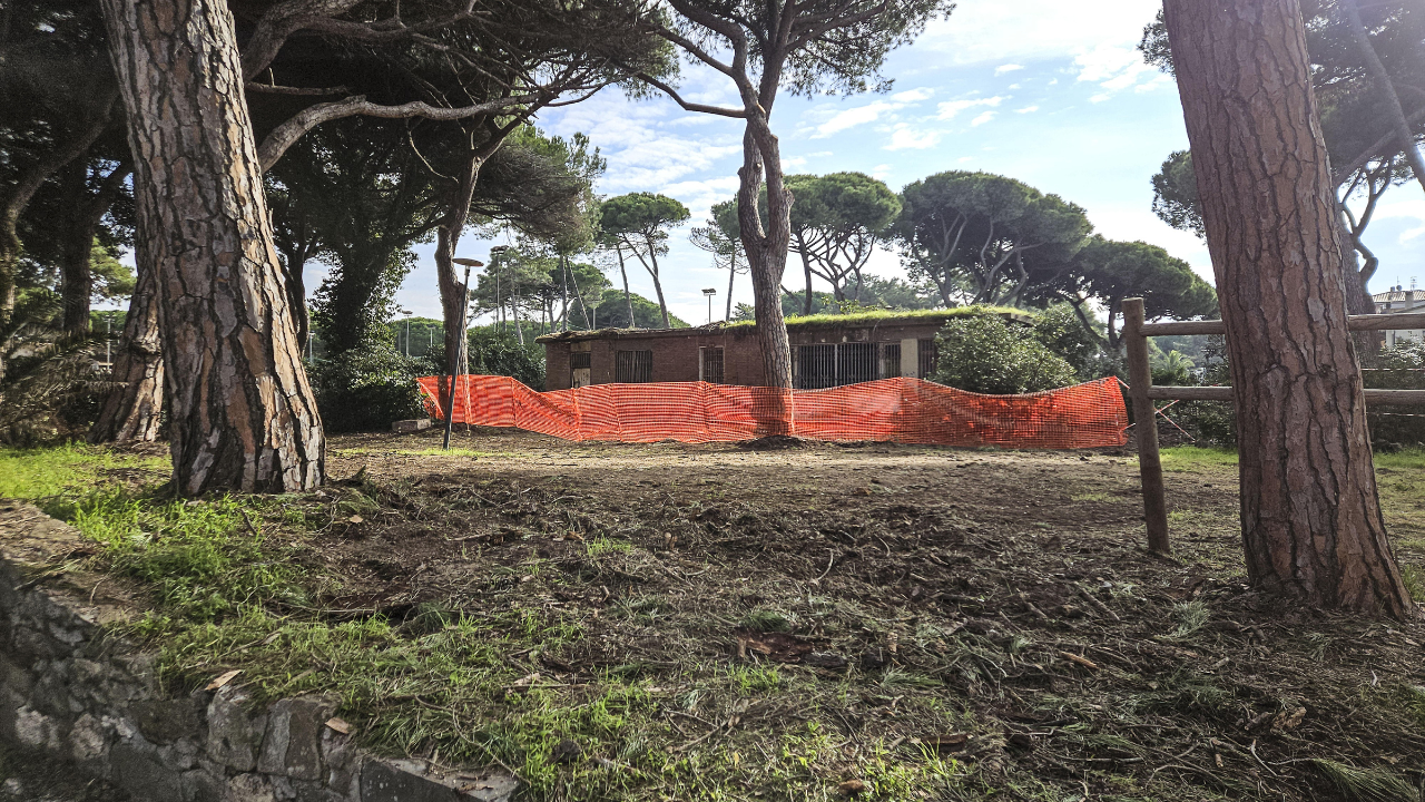 La vecchia struttura “Gelolandia” nel centro di Marina di Grosseto (foto Agenzia Bf)
