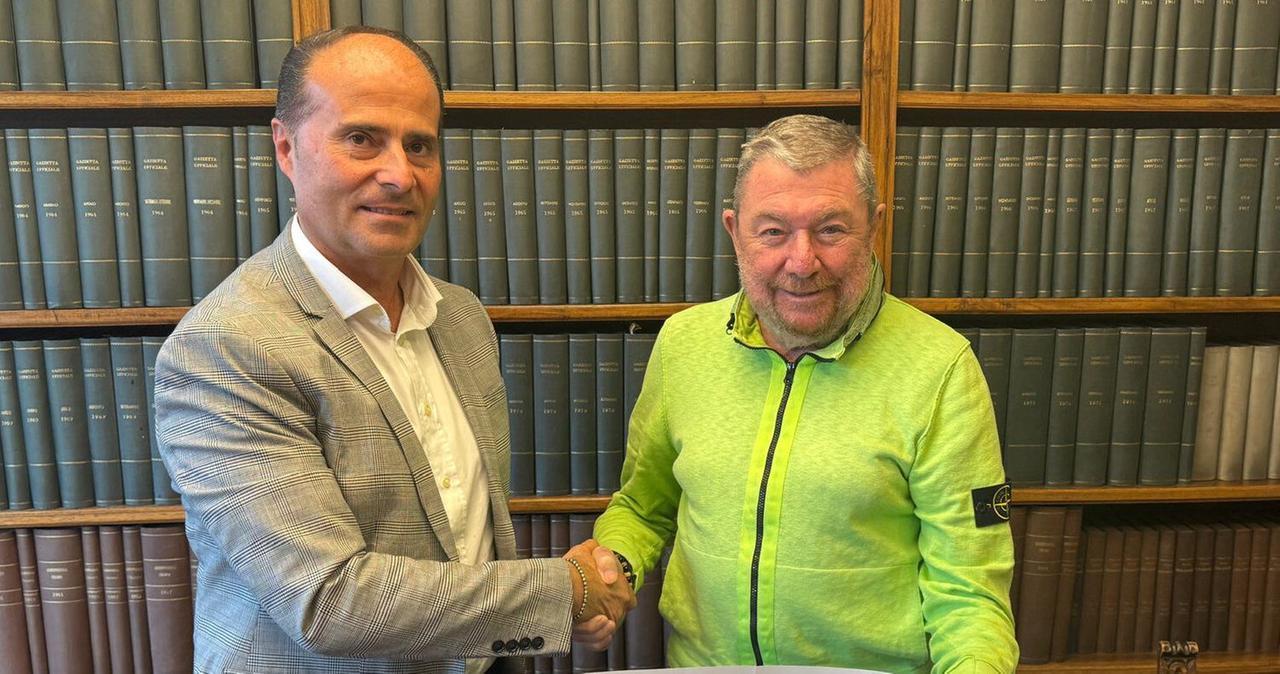 
	La stretta di mano tra il presidente del Modena Carlo Rivetti e il&nbsp;geometra Gianluigi Masetti, direttore dell&rsquo;Area tecnica del Comune di Nonantola

