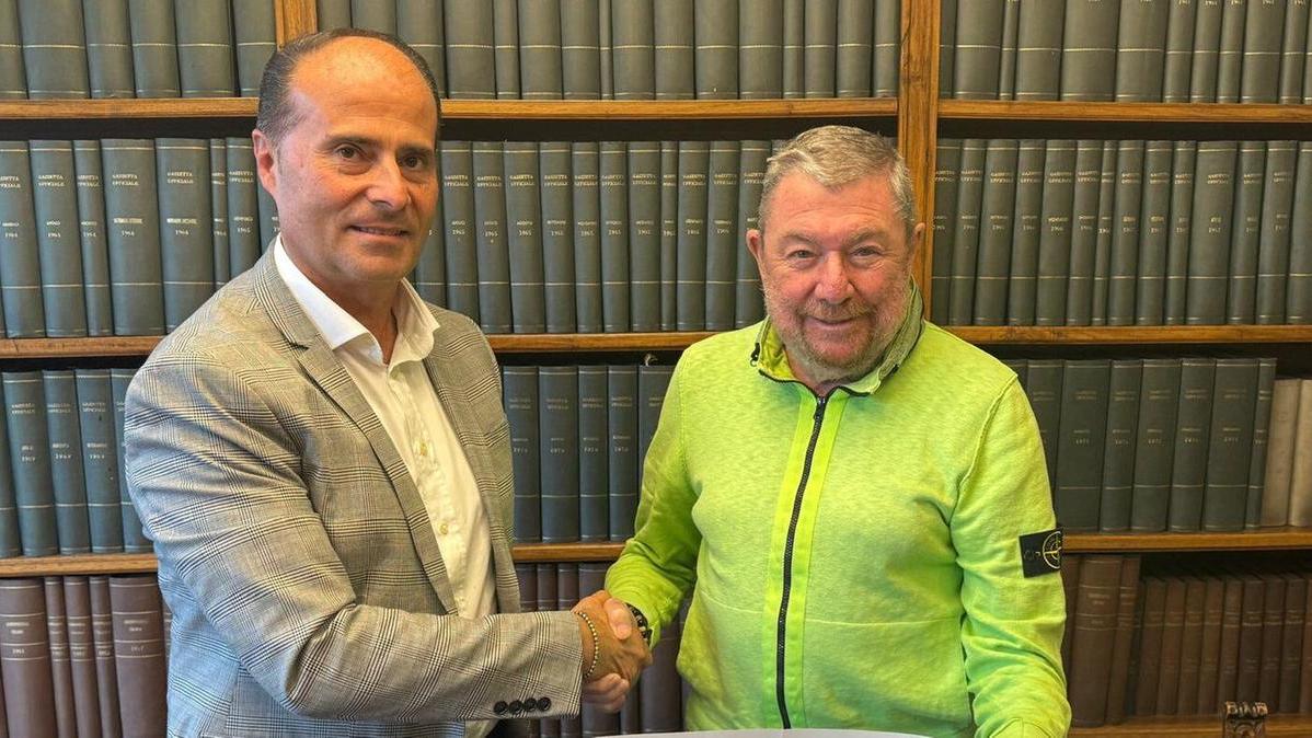 La stretta di mano tra il presidente del Modena Carlo Rivetti e il geometra Gianluigi Masetti, direttore dell’Area tecnica del Comune di Nonantola