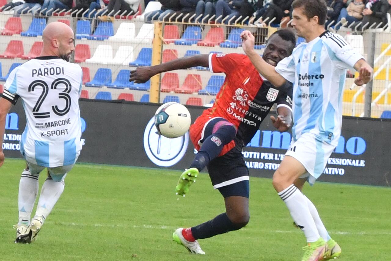 Adama Diakite giocatore della Torres in partita durante un'azione di gioco