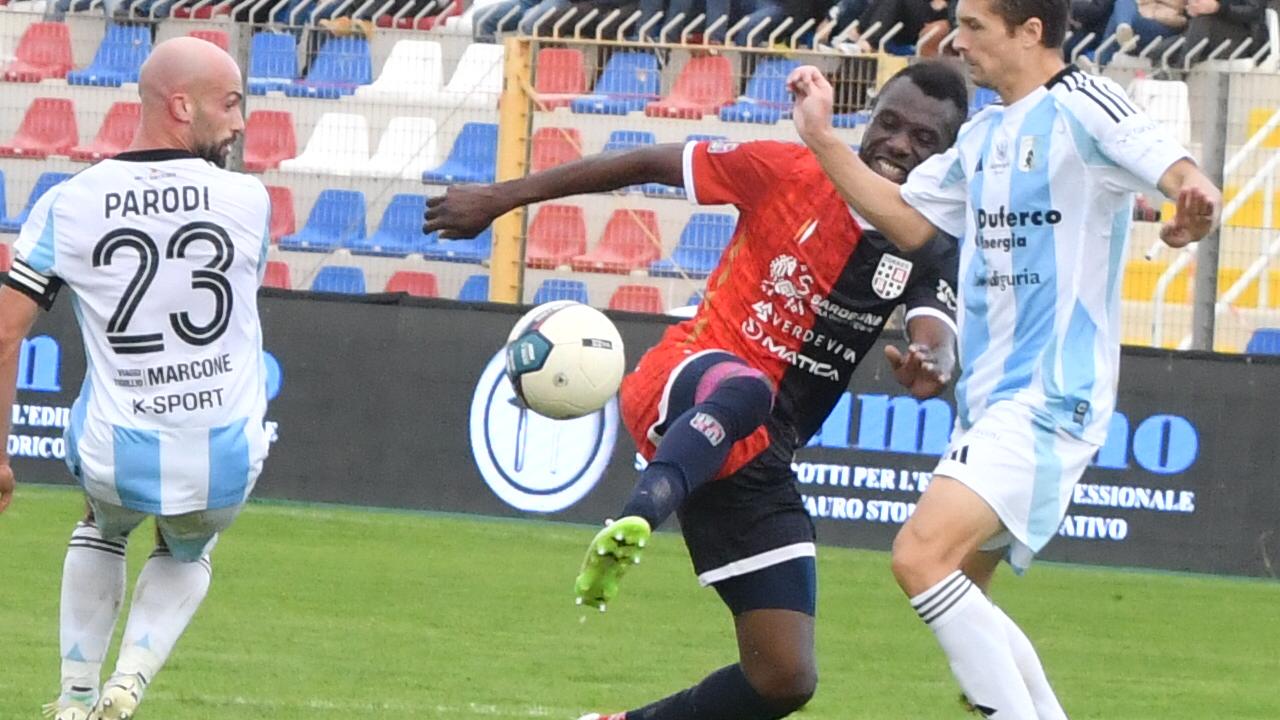 Adama Diakite giocatore della Torres in partita durante un'azione di gioco