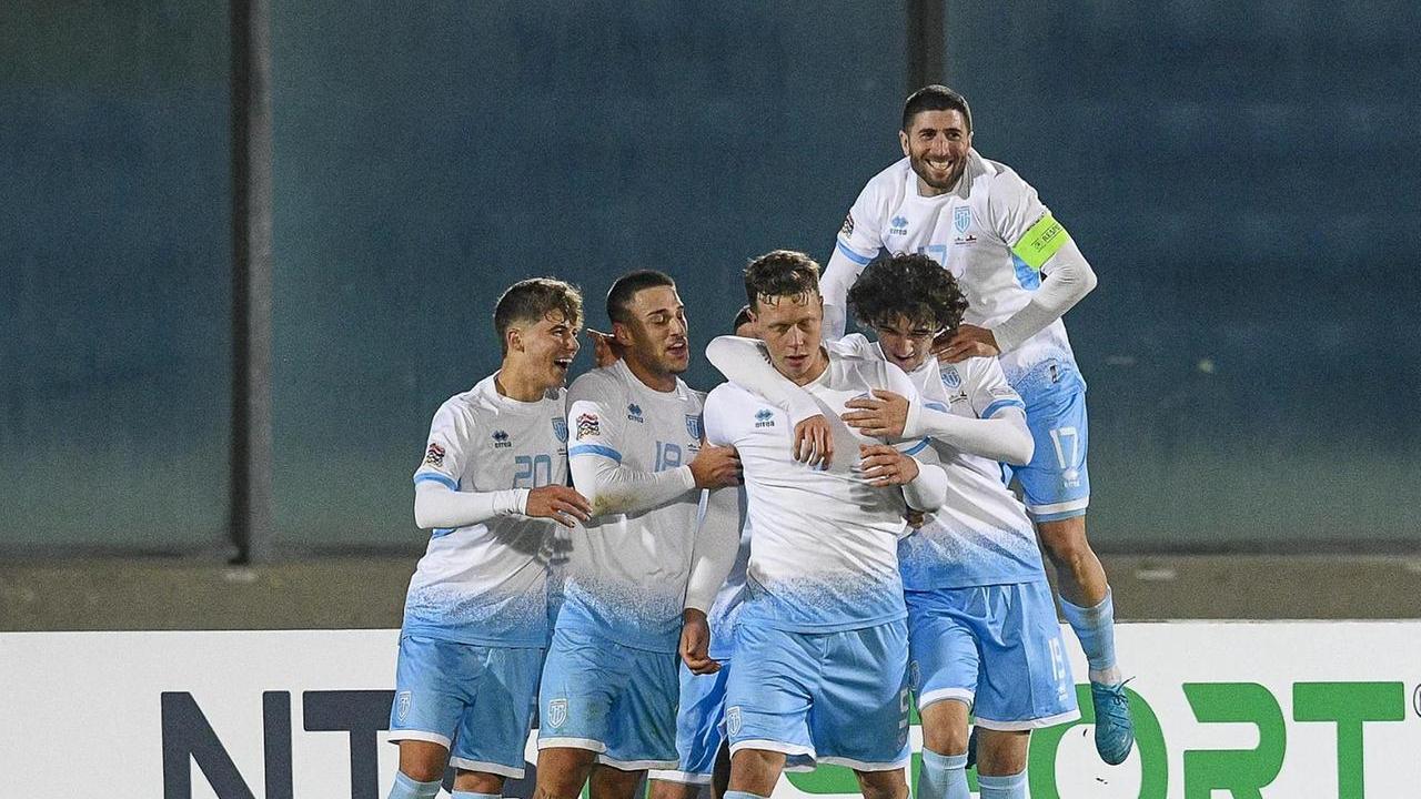 Il torresino <strong>Nicola Nanni </strong>festeggiato dai compagni