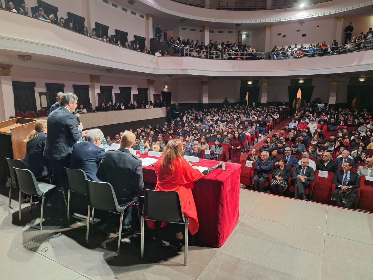 Neanche con un fiore, a Sassari una giornata contro la violenza sulle donne con gli studenti
