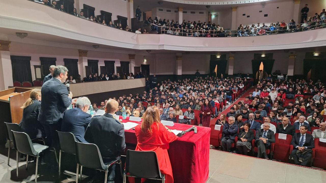 Neanche con un fiore, a Sassari una giornata contro la violenza sulle donne con gli studenti