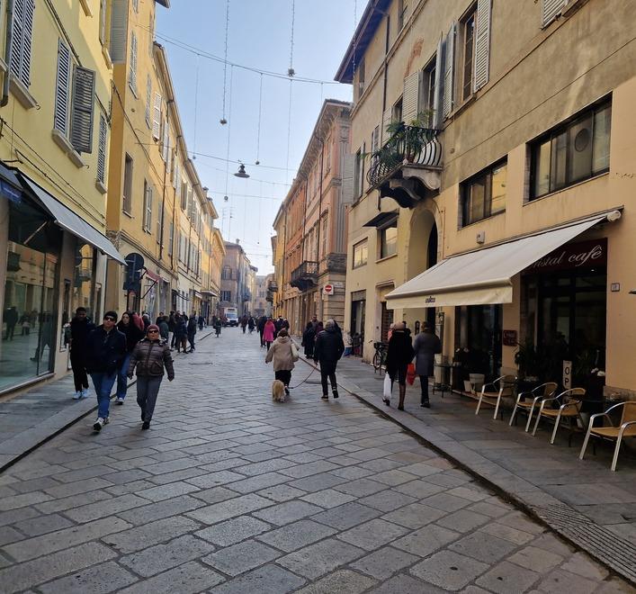 Negozi, nuove chiusure in centro storico, ma c’è anche chi ci crede: ecco chi sono