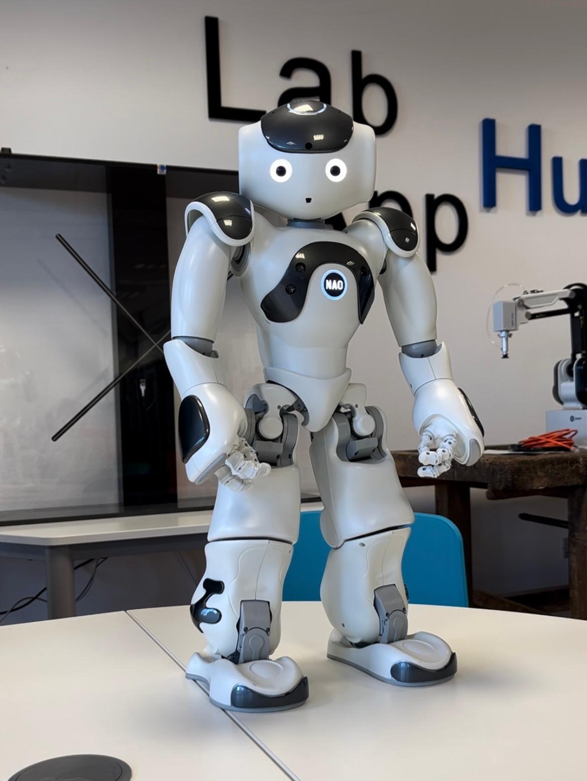 «Ecco NAO, il robot umanoide che suona il sax, fa Tai Chi e presto risponderà alle nostre domande»